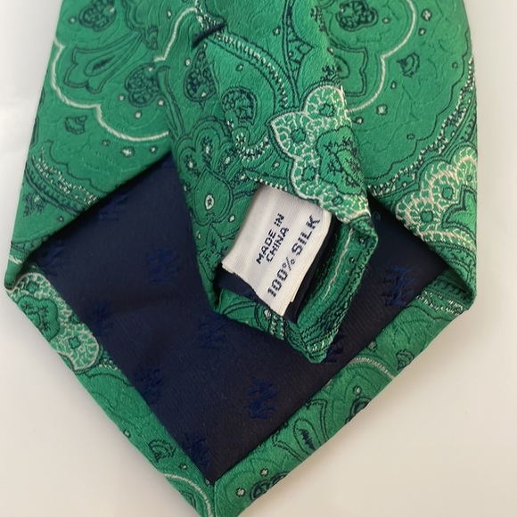 IZOD 100% Silk Green Floral Paisley Necktie - Picture 5 of 5
